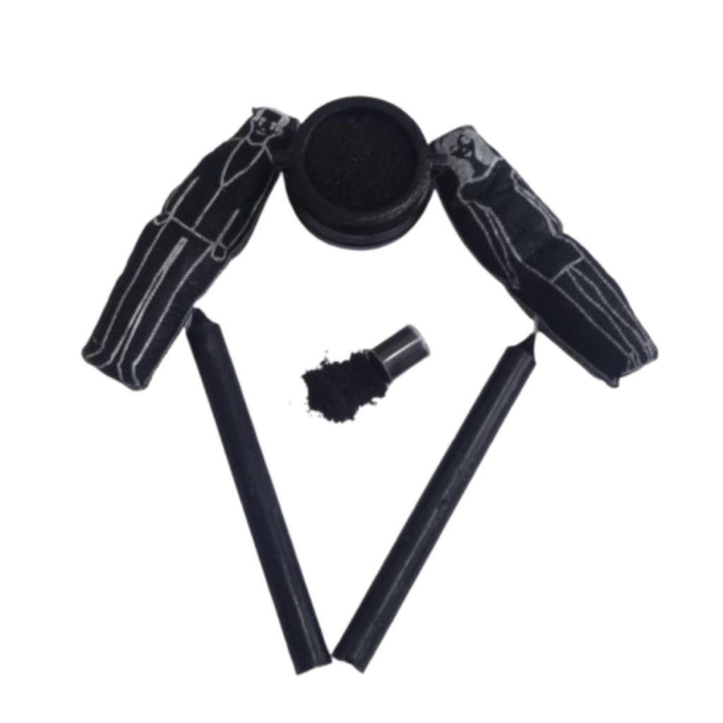 Frasco de Pó de Afastamento 7 Folhas posicionado em um cenário ritualístico com caldeirão, velas pretas acesas e bonecos pretos usados em trabalhos de corte, banimento e afastamento espiritual
